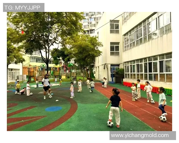 初次练足球的乐趣与挑战如何在绿茵场上收获成长与友谊 初次练足球的乐趣与挑战如何在绿茵场上收获成长与友谊